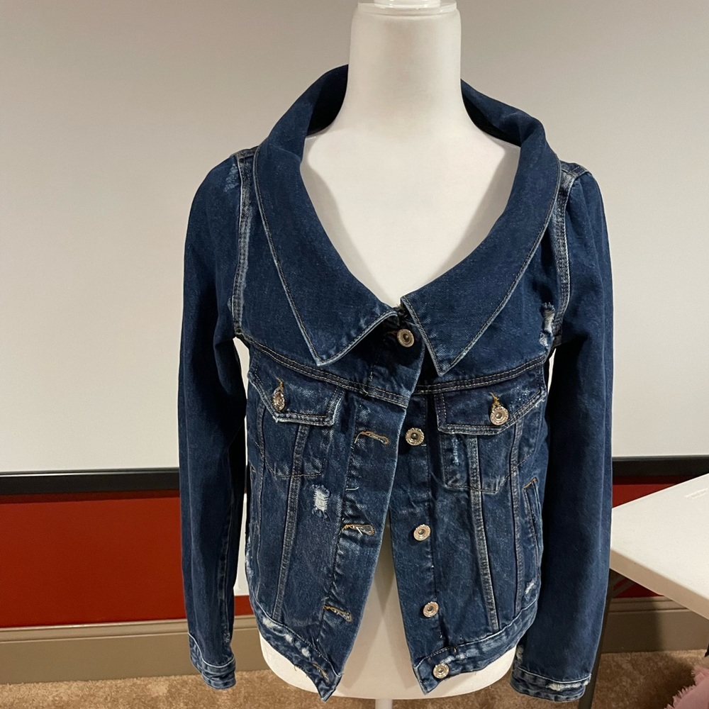 Zara fitted denim jacket. Fits size 4-8. Never worn.